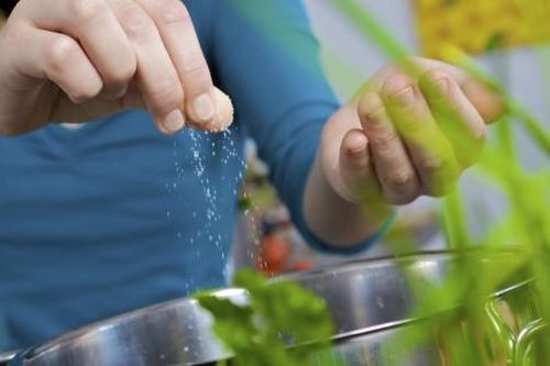 Cho ngay thứ này vào để 'chữa cháy' món ăn quá mặn