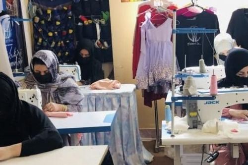 Phụ nữ Afghanistan tiết lộ cách thức kiếm sống lách quy định của Taliban
