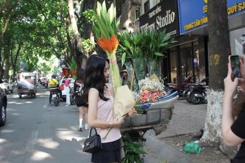 Giới trẻ thích thú 'check in' cùng những gánh hoa trên phố Hà Nội