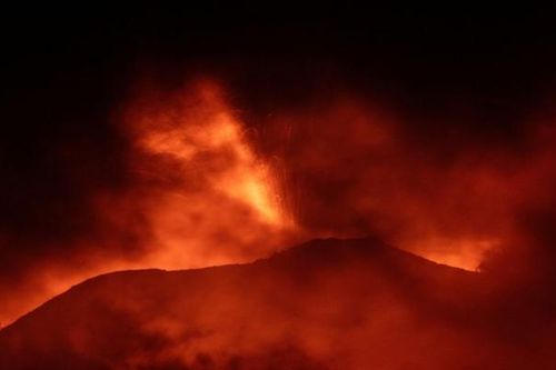 Núi lửa Etna ở Ý phun trào dữ dội, sân bay bị đóng cửa