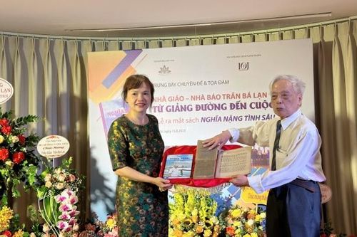 Ra mắt sách 'Nghĩa nặng tình sâu' về cuộc đời và sự nghiệp của nhà báo Trần Bá Lạn