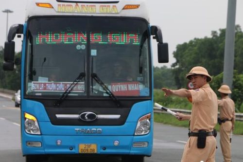 Tài xế bị phạt trong ngày đầu ra quân xử lý vi phạm xe kinh doanh vận tải