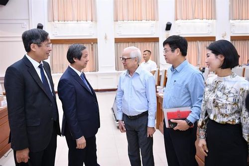 Làm giảng viên nhưng thu nhập chính lại từ bán hàng online, buôn đất