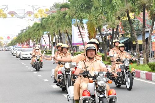 Tổng kiểm soát phương tiện vận tải hàng hóa, hành khách trên địa bàn tỉnh Bạc Liêu