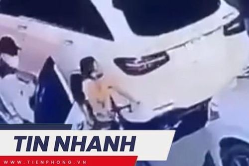 TIN NHANH: Nhân chứng kể kẻ bắt cóc ở Hà Nội đã rình nhiều ngày; Trường đại học đổ sập xuống dòng lũ