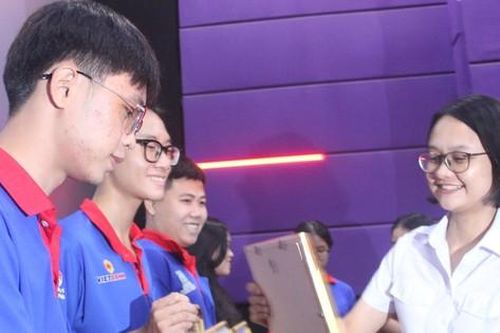 Trao bằng khen các tập thể và cá nhân tiếp sức mùa thi tại TPHCM năm 2023