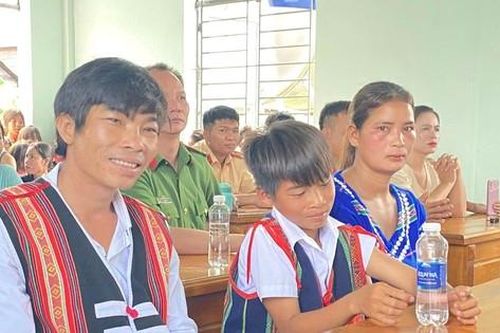 Em nhỏ cứu 2 người đuối nước được công an nhận nuôi
