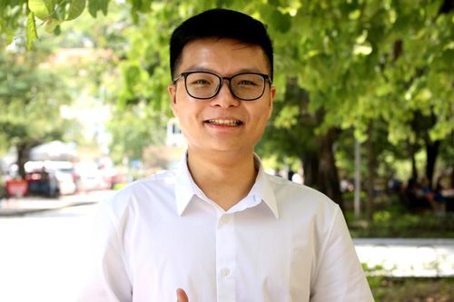 Cậu bé cắt tỏi ở đảo Lý Sơn vượt nghìn km đi học, thành thủ khoa trường Y Hà Nội