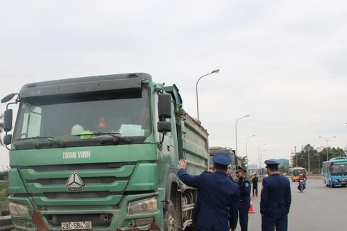 Rút quyền dừng xe của thanh tra giao thông, hết cảnh đi 5km bị 'vẫy' tới 2 lần