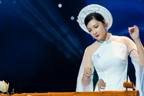 Lệ Giang hạnh phúc vì gia đình làm nghệ thuật, chơi đàn đến khi 'mắt mờ tay run'