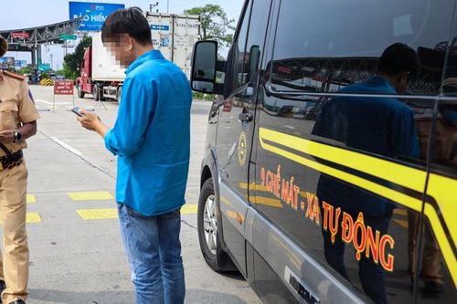 Tổng kiểm soát xe vận tải: CSGT phát hiện nhiều lỗi của ô tô khách, container