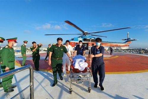Kịp thời đưa ngư dân bị nạn từ Trường Sa về đất liền điều trị