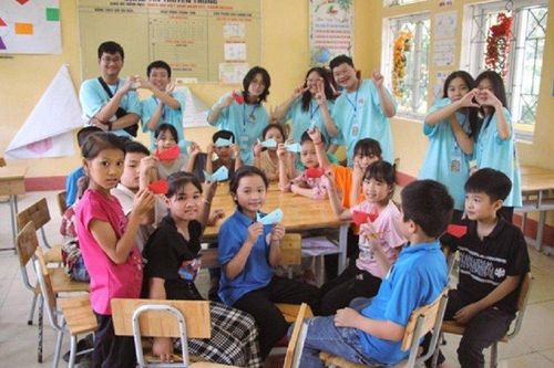 Học sinh trường chuyên Hà Nội đưa Tiếng Anh đến gần hơn với trẻ em nghèo vùng cao