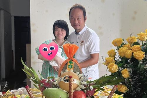 Long Đẹp Trai tổ chức đầy tháng cho con, bà xã hiếm hoi lên sóng sau sinh nở