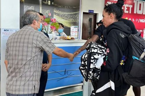 Bầu Đức ra sân bay tiễn vợ Paollo, thi thể ngoại binh HAGL tử nạn sắp được đưa về Bồ Đào Nha