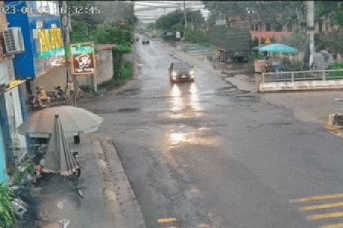 Khoảnh khắc ô tô con bị đâm nát đầu, hàng chục người lao ra cứu nạn nhân