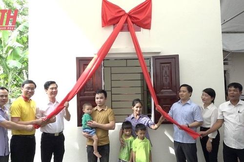 Bàn giao nhà 'Đại đoàn kết' cho hộ nghèo huyện Vĩnh Lộc