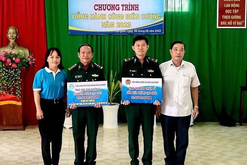 Mang yêu thương lên biên giới Lạc Quới