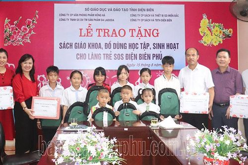 Trao tặng sách giáo khoa, đồ dùng học tập cho Làng trẻ em SOS Điện Biên Phủ