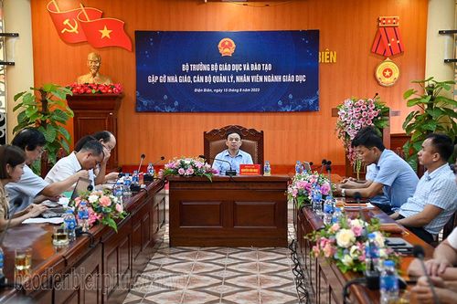 Bộ trưởng Bộ Giáo dục và Đào tạo gặp gỡ nhà giáo, cán bộ quản lý, nhân viên ngành Giáo dục