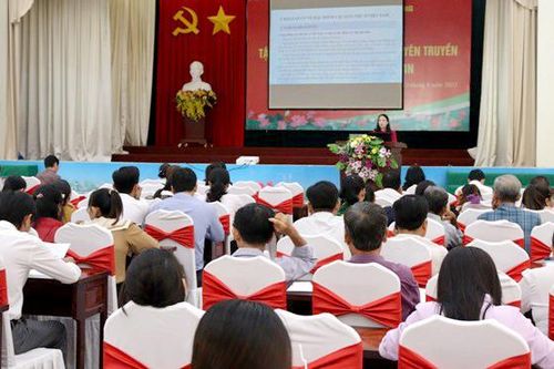 Tập huấn giảm nghèo về thông tin