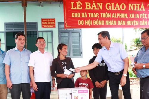 Bàn giao nhà tình thương cho hộ nghèo tại xã Ia Pết