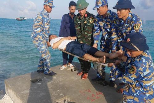 Điều trực thăng đưa ngư dân từ đảo Phan Vinh vào đất liền chữa trị