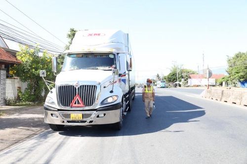 Ra quân tổng kiểm soát xe khách và xe container