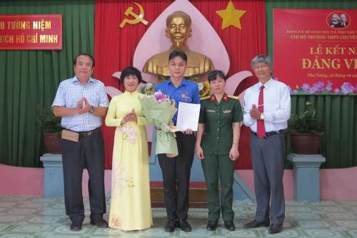 'Hạt giống đỏ' dưới mái trường Kỳ 1: Những thủ lĩnh trẻ
