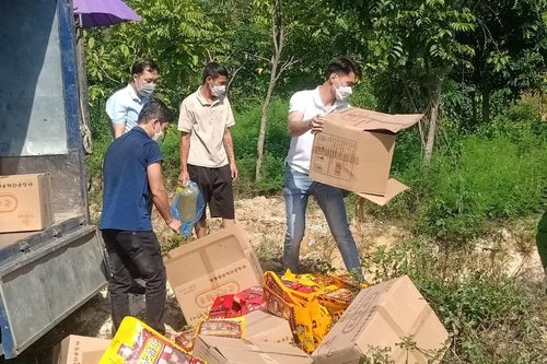 Bảo Thắng: Tiêu hủy lô hàng không rõ nguồn gốc và hạn sử dụng