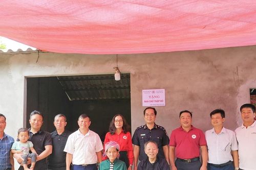 Bàn giao nhà 'Chữ thập đỏ' cho gia đình khó khăn