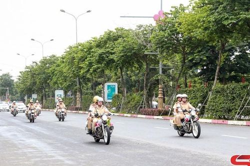 Công an Sơn La ra quân tổng kiểm soát xe khách và container