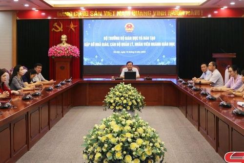 Gặp gỡ nhà giáo, cán bộ quản lý, nhân viên ngành Giáo dục