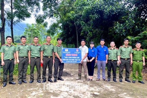 Bàn giao công trình Thắp sáng đường quê tại xã Tân Thành