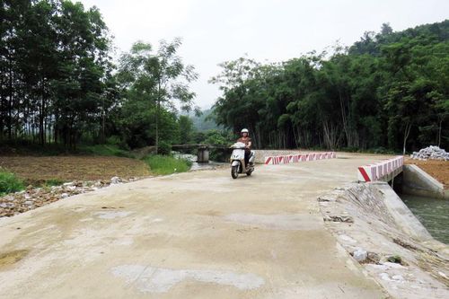 Hoàn thành giai đoạn I tuyến đường liên xóm xã Phú Thượng