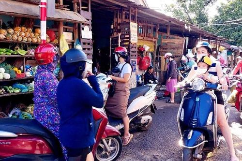 Tái diễn tình trạng lấn đường, họp chợ