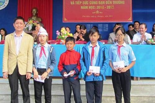 Vợ chồng đồng lòng làm từ thiện