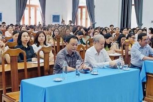 Phó Bí thư Thường trực Tỉnh ủy Phan Ngọc Thọ nói chuyện với gần 300 cán bộ, giáo viên huyện A Lưới
