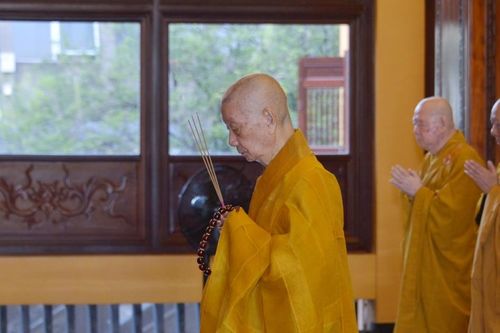 Chư vị Trưởng lão Hội đồng Chứng minh cùng chư Tăng TP.HCM Bố-tát chung tại Việt Nam Quốc Tự