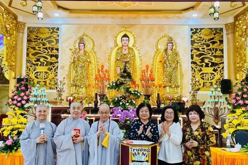 Đồng Nai: Nguyên Phó Chủ tịch nước Trương Mỹ Hoa thăm chư Ni trường hạ chùa Long Vân