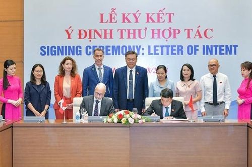 Chủ tịch Hội đồng Dân tộc Y Thanh Hà Niê Kđăm và Đại sứ Canada tại Việt Nam ký ý định thư hợp tác