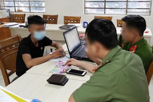 Bắt quả tang 2 thanh niên phát tờ rơi có nội dung khiêu dâm