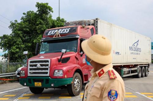Cả loạt xe khách, container bị CSGT tuýt còi trên cao tốc