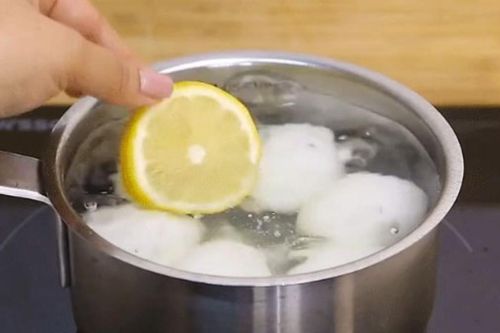 Lợi ích khi thêm vài lát chanh tươi vào nồi luộc trứng
