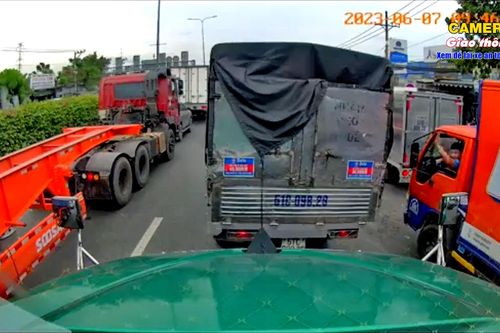 Mát lòng với tình huống xin đường 'chuẩn mực' của tài xế xe tải