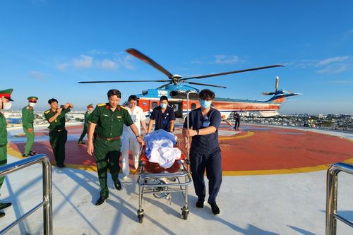 Trực thăng EC 225 đưa ngư dân từ đảo Phan Vinh về đất liền điều trị