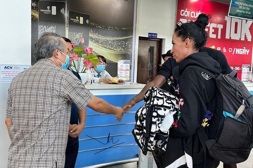 Vụ 3 thành viên HAGL gặp nạn: Bầu Đức đưa bạn gái tiền đạo Paollo ra sân bay về nước
