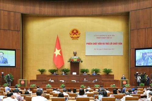 Hai bộ trưởng Bộ Tư pháp và Bộ Nông nghiệp và Phát triển nông thôn trả lời chất vấn