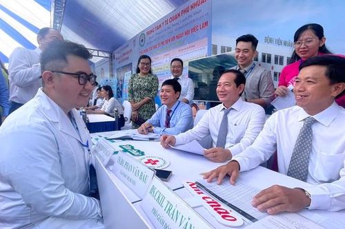 Hơn 30 bệnh viện ở TPHCM 'tranh suất' tuyển dụng các bác sĩ trẻ