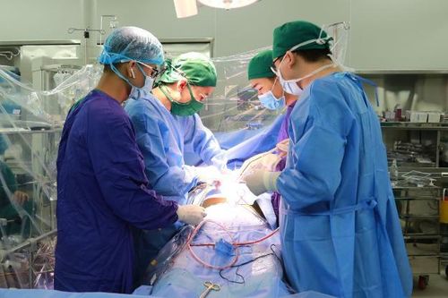 Liên tiếp phẫu thuật thành công thay van tim cho 3 người cao tuổi